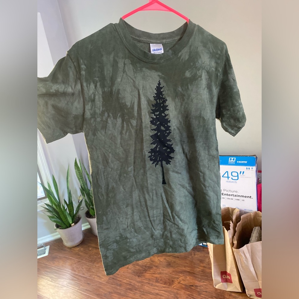 Gildan Women’s Green Tie-Dye Tree Teeshirt (size small)